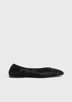 Gathered satin flats black